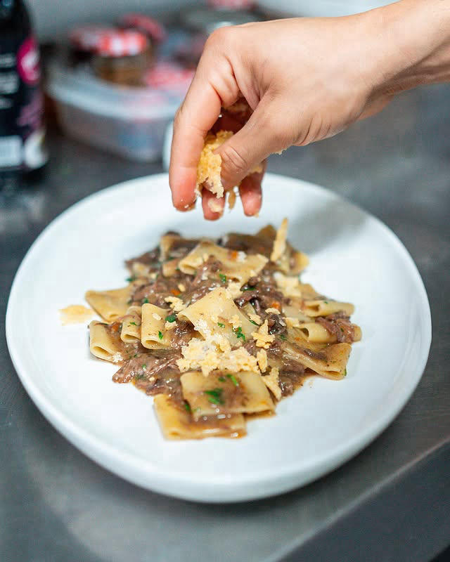 Fersk pasta toppet med ost