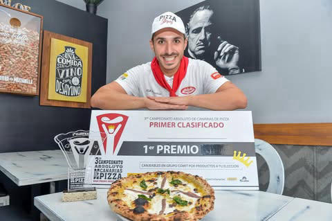 Pomodoro & Mozzarella pizzaiolo receiving the first prize for best pizza in the Canary Islands